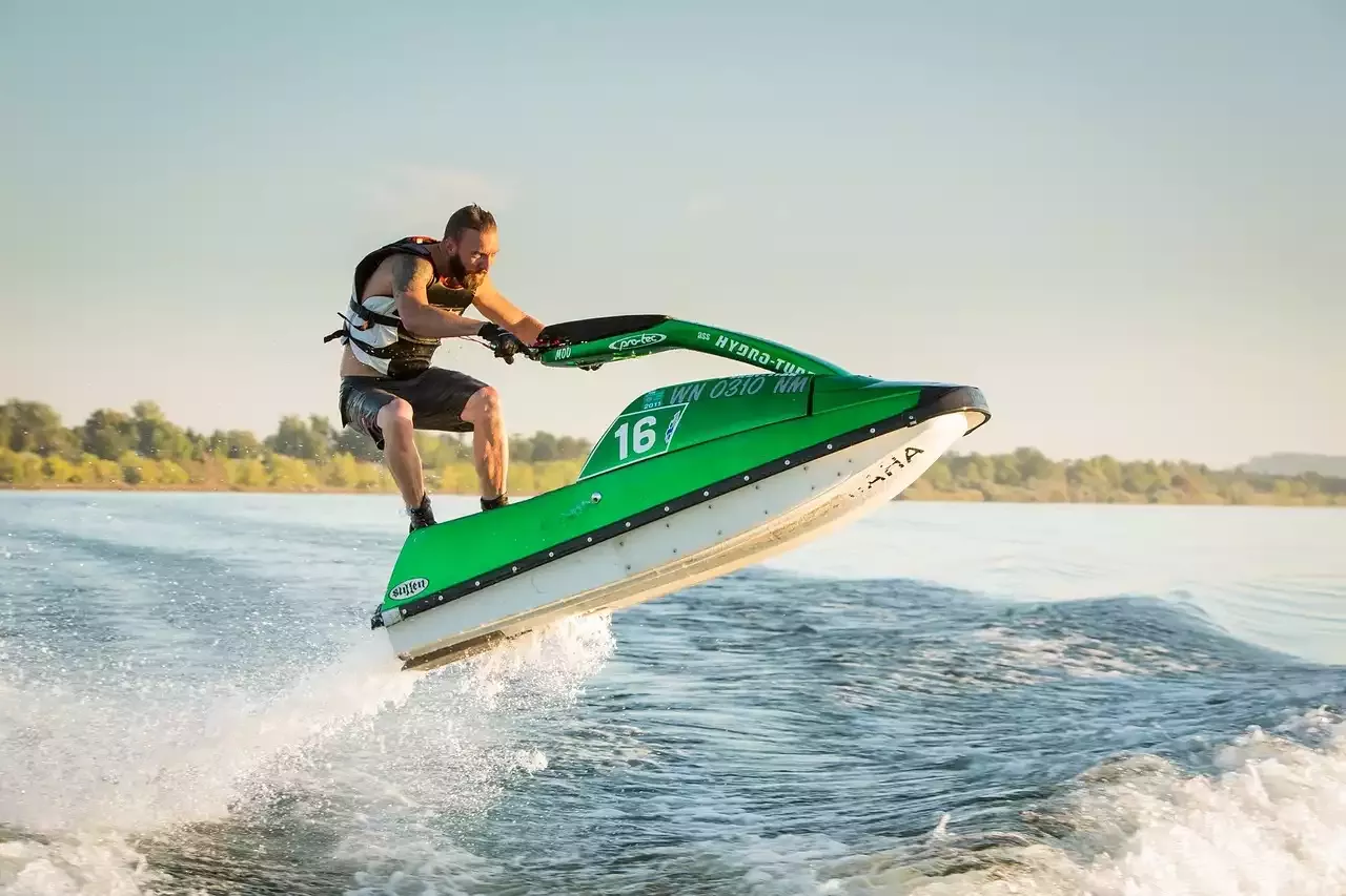 Auf der Suche nach Sommerspaß? Entdecken Sie 10 erfrischende Wasseraktivitäten jenseits der Küste