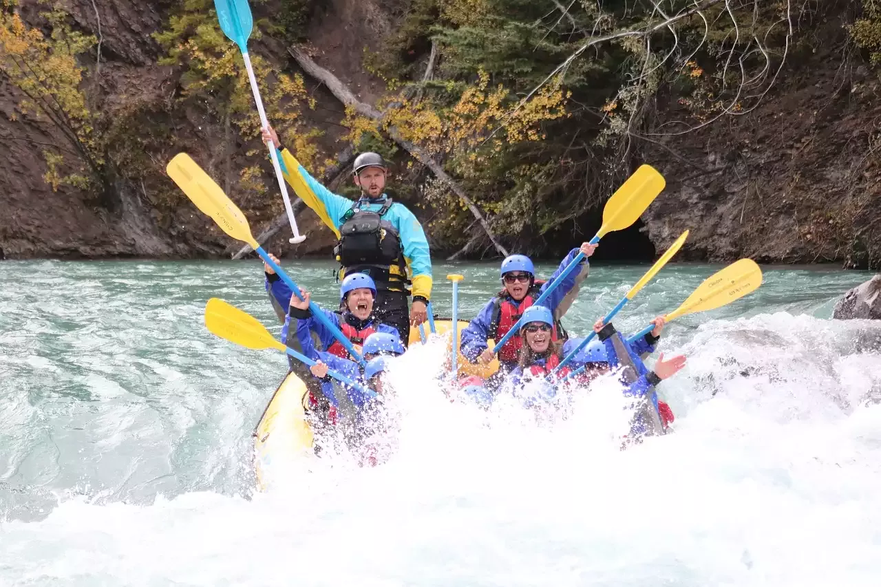 Der ultimative Leitfaden: Was Sie für ein episches Wildwasser-Rafting-Abenteuer anziehen sollten